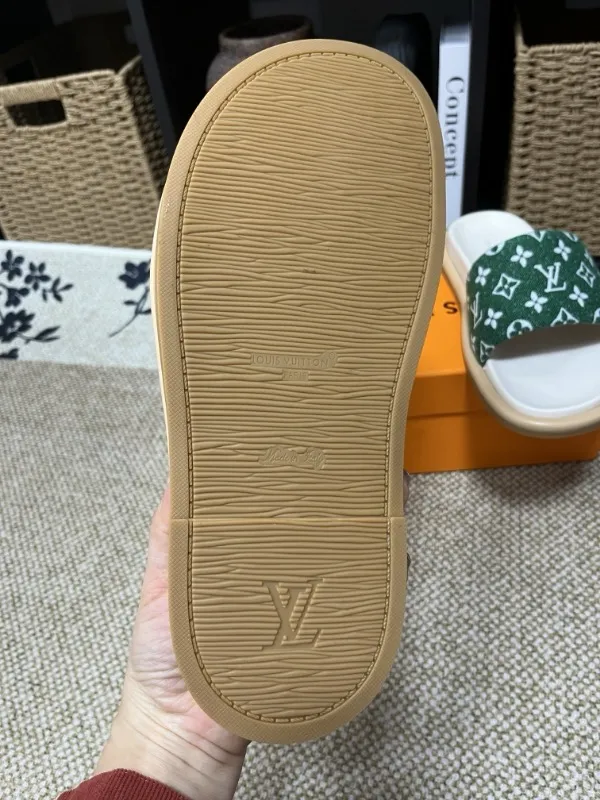 P320💰[New model] Long-term availability, 2025 new model, couple model [LOUlS VUlTTON] comes with drawer box, bag, card, invoice "Louis Vuitton ~ unique modern sandals. 》LV counter purchasing 🏃Men's and women's casual slippers, sold at the same time at the counter, the original old flower material upper is soft and comfortable, (refuses to discolor and rub the feet) sole: original factory special combination original sole, code number: 35--46 4 multiple colors 🉑️ to choose from